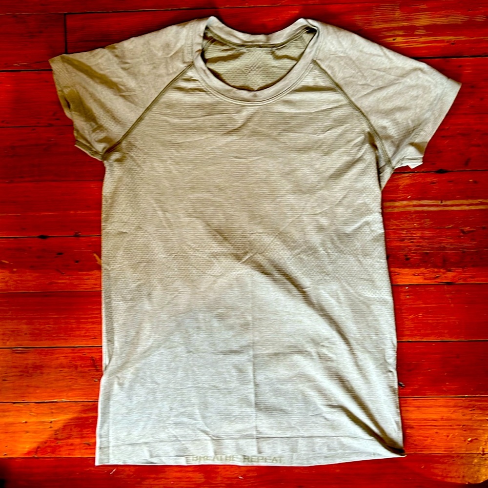 Lulu Lemon Swiftly Tech Short-Sleeve Shirt 2.0
Hip Length
